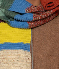 Gestreifter Strickschal