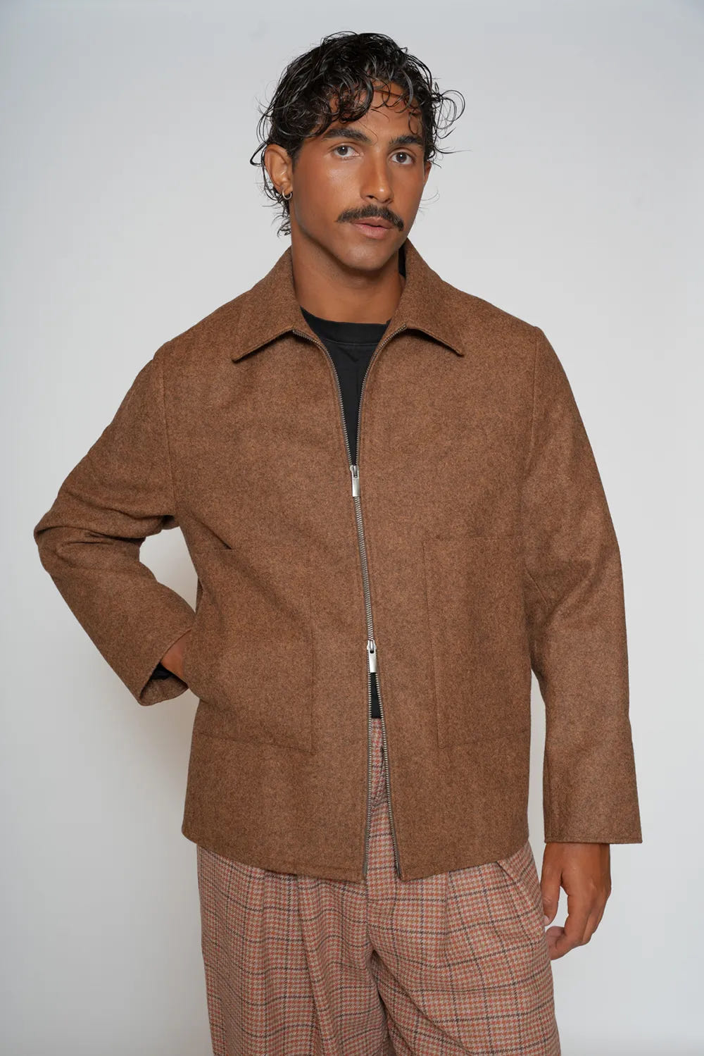 Chaqueta corta con cremallera